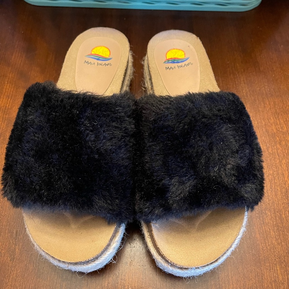 "MAUI ISLAND" Black Faux Fir Slip On Wedge Sandals - SZ 7